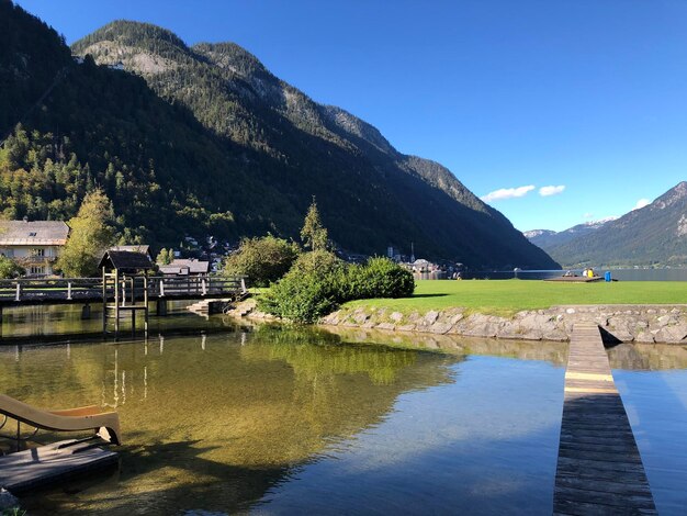 空の背景にある湖と山の景色