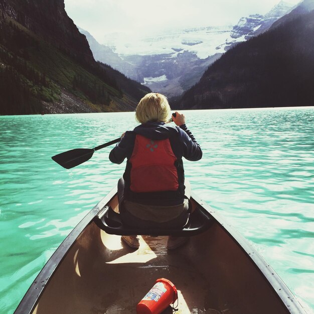 Photo scenic view of lake and mountains