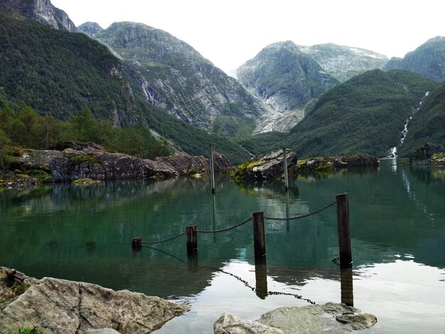 Photo scenic view of lake and mountains