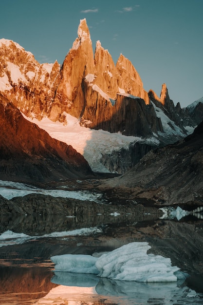 Photo scenic view of lake and mountains