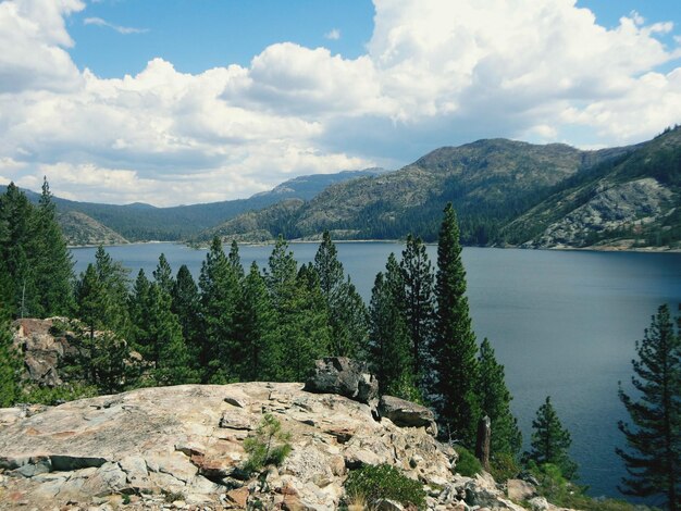 Photo scenic view of lake and mountains