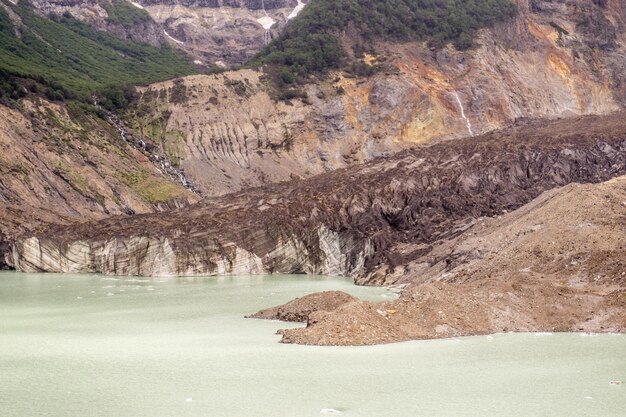 湖と山の景色