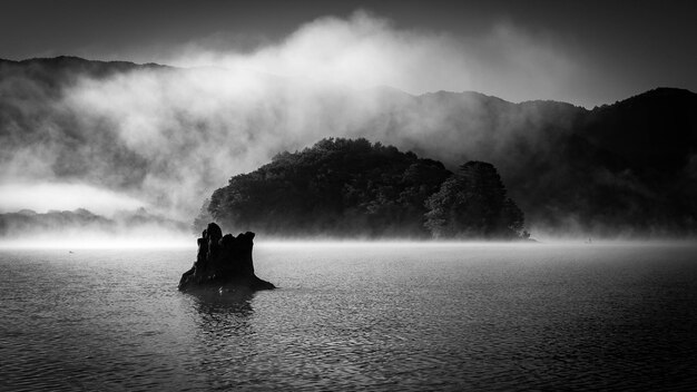 湖 と 山 の 景色