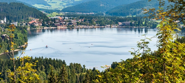 Photo scenic view of lake and mountains