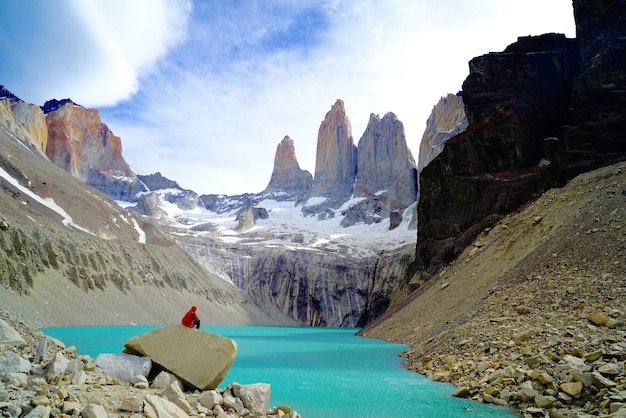 Photo scenic view of lake and rock formation at torres del paine national park