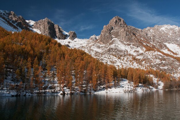 Foto vista panoramica del lago e delle montagne innevate contro il cielo