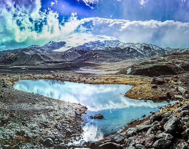 Photo scenic view of lake and snowcapped mountains against sky