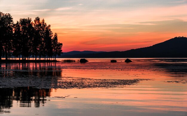 Foto la vista panoramica del lago al tramonto