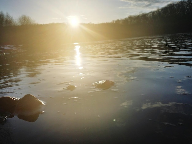 Photo scenic view of lake at sunset