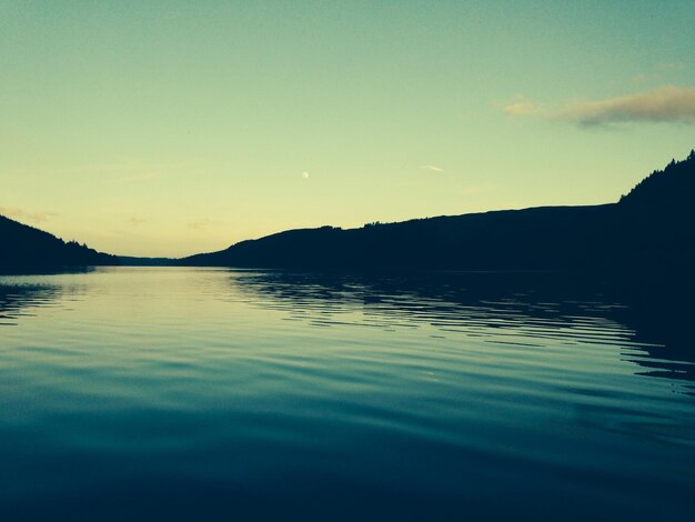 Photo scenic view of lake at sunset