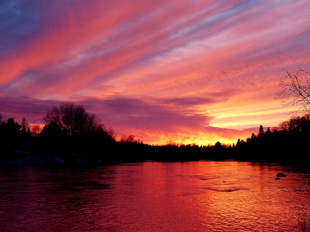 Photo scenic view of lake at sunset