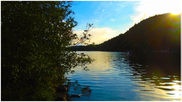 Foto la vista panoramica del lago al tramonto