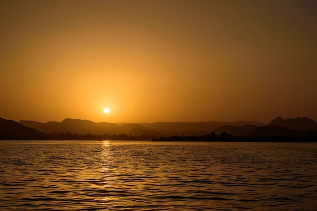 夕暮れ の 湖 の 景色