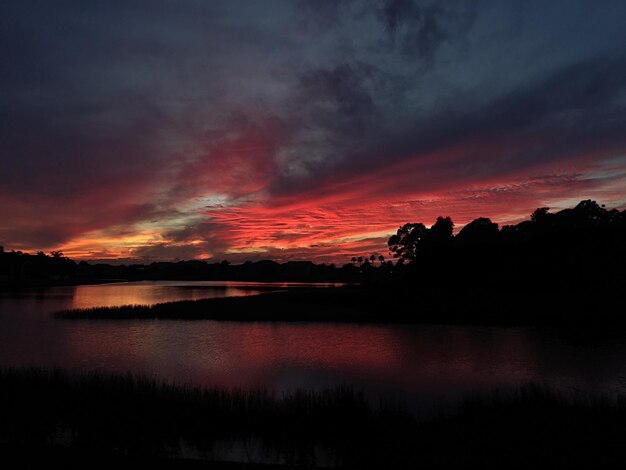 Photo scenic view of lake at sunset