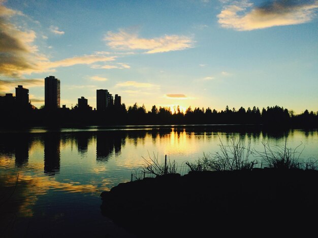 Foto la vista panoramica del lago al tramonto