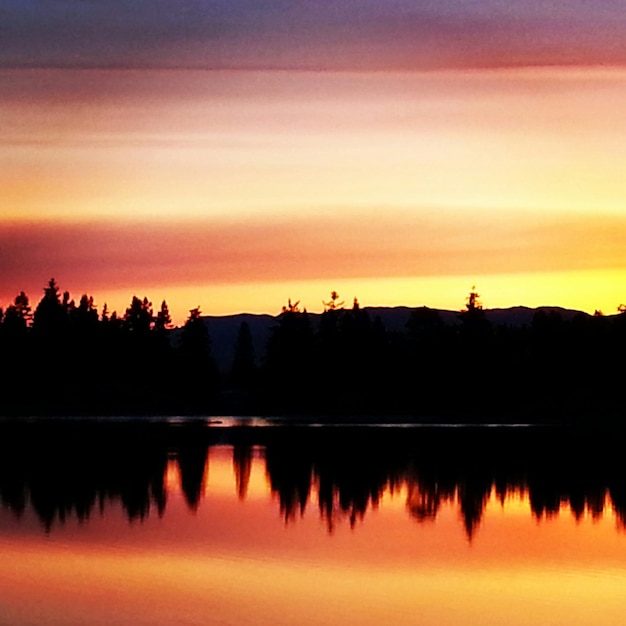 Photo scenic view of lake at sunset