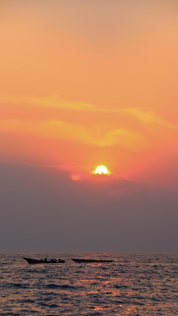 夕暮れ の 時 の 雲 の 背景 に ある タンガニカ 湖 の 景色