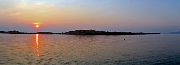 Foto la vista panoramica del lago tanganyika contro il cielo durante il tramonto