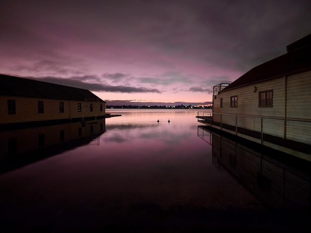 Photo scenic view of lake wendouree at dusk