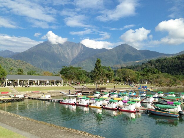 背景に山がある湖の景色