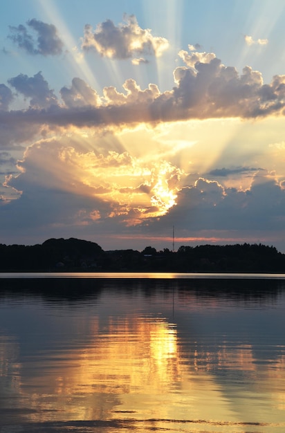 夕暮れの湖の景色と反射