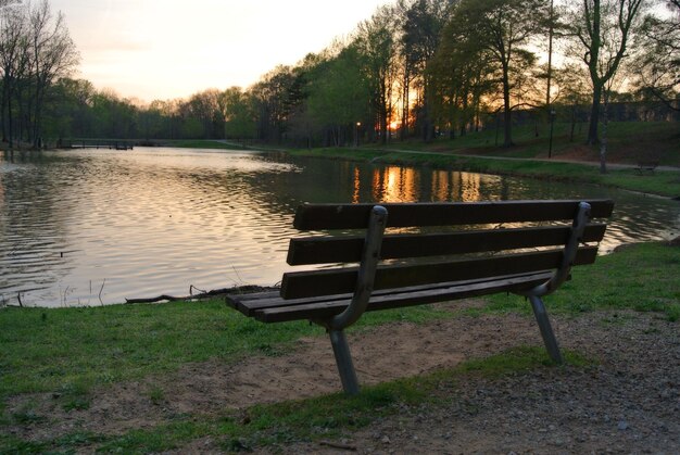 Foto la vista panoramica del lago