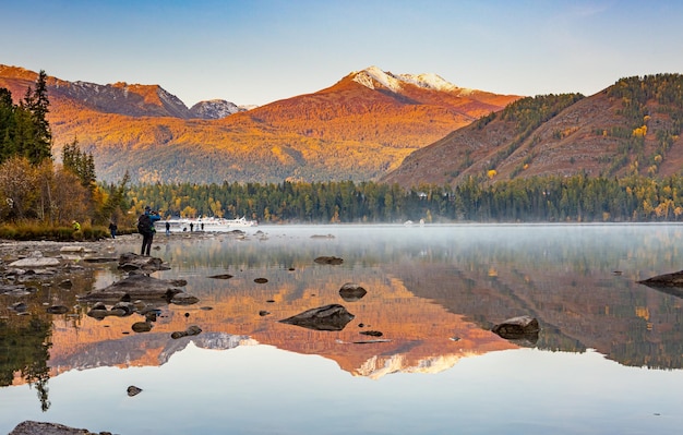 Foto la vista panoramica del lago