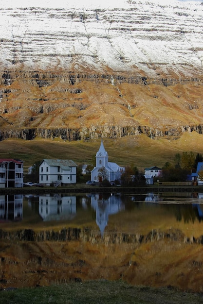 Foto la vista panoramica del lago