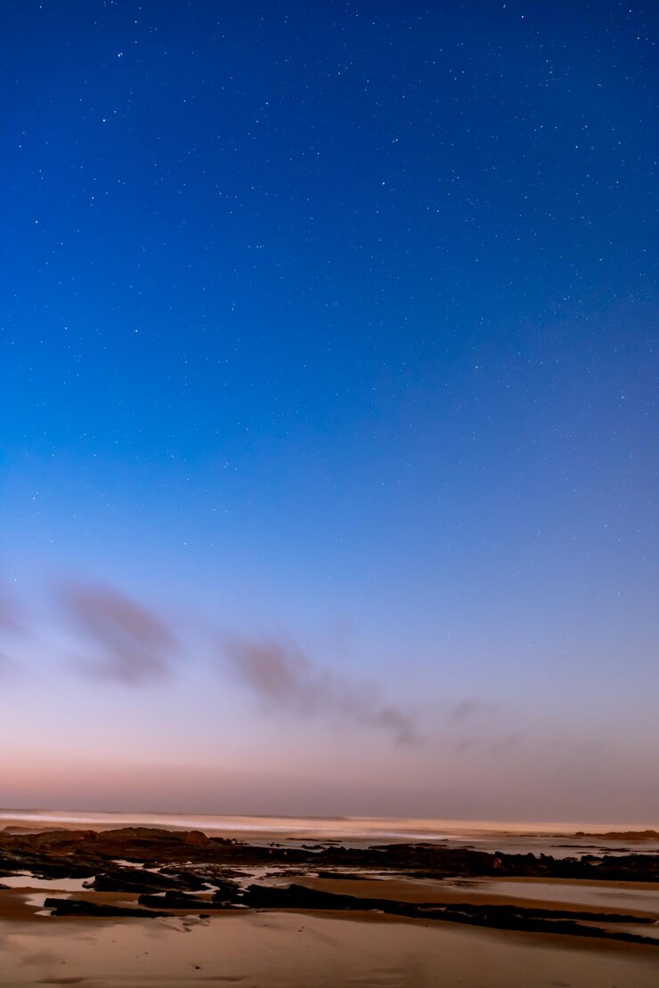 Photo 晴れた青い空を背景にした夜の土地の景色