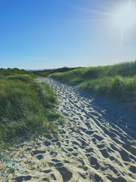 Photo scenic view of land against clear blue sky