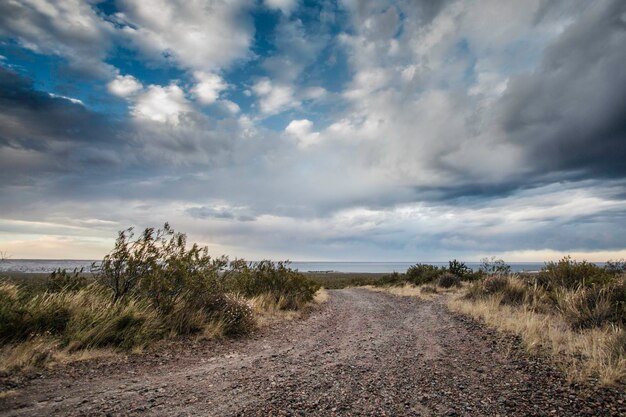 Photo scenic view of land against sky