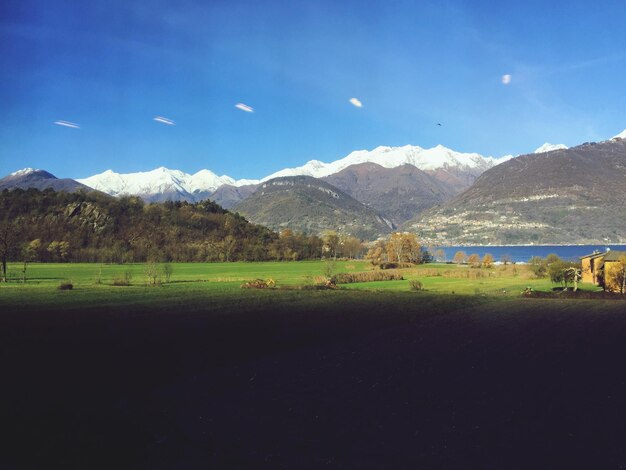 Photo scenic view of land and mountains against sky