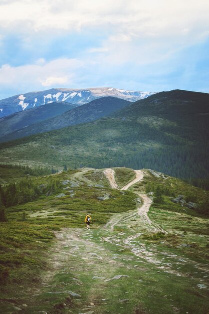 Photo scenic view of land and mountains against sky