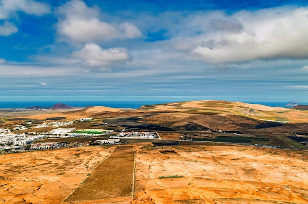 Foto vista panoramica della terra e del mare sul cielo