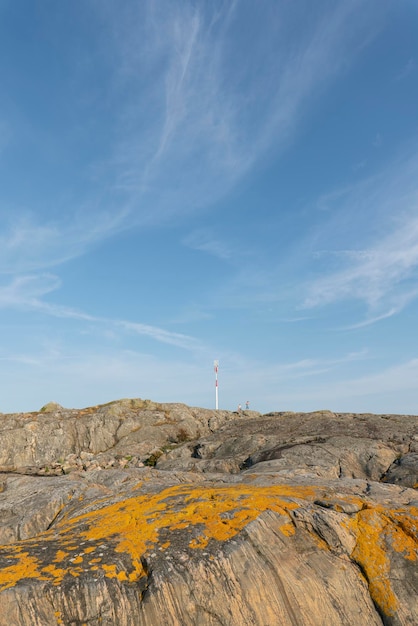 Foto vista panoramica della terra con torre di comunicazione contro il cielo blu
