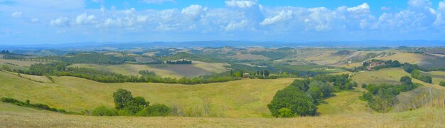 Foto vista panoramica del paesaggio contro un cielo nuvoloso blu