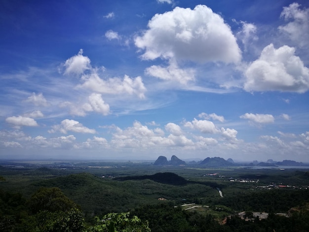 青い空を背景にした景色の景色