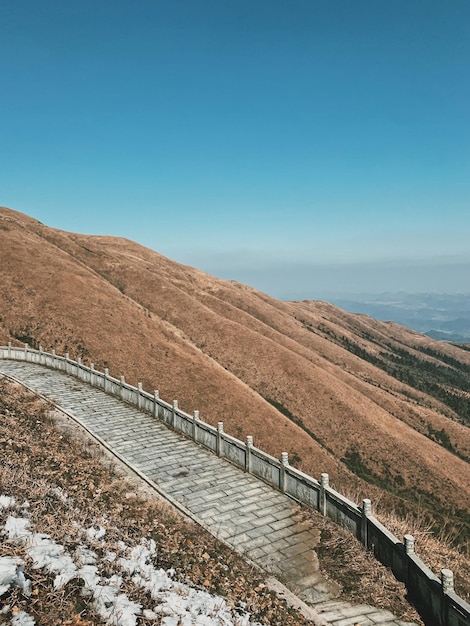 Foto vista panoramica del paesaggio contro un cielo blu limpido