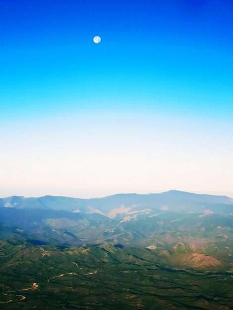 晴れた空を背景に景色の景色