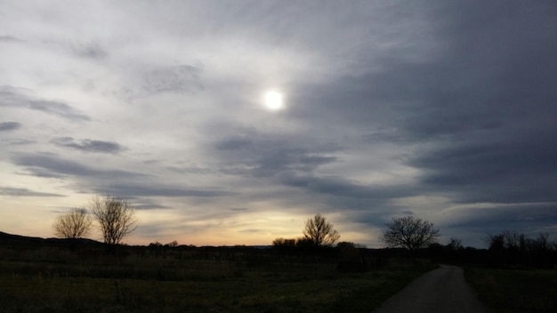 Foto vista panoramica del paesaggio contro un cielo nuvoloso al tramonto