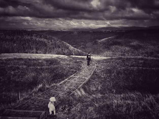 Photo scenic view of landscape against cloudy sky