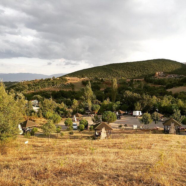 Photo scenic view of landscape against cloudy sky