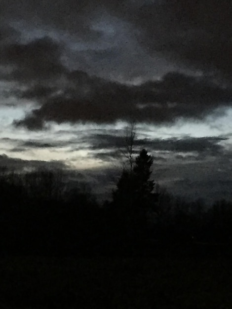 Photo scenic view of landscape against cloudy sky