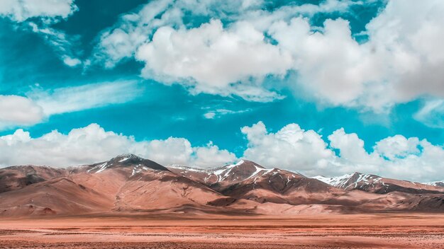 Photo scenic view of landscape against cloudy sky