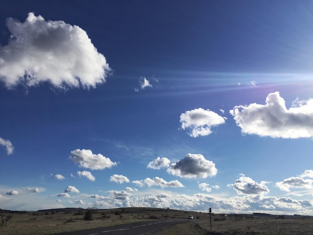 Photo scenic view of landscape against cloudy sky