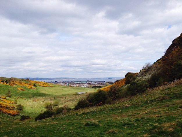 Photo scenic view of landscape against cloudy sky