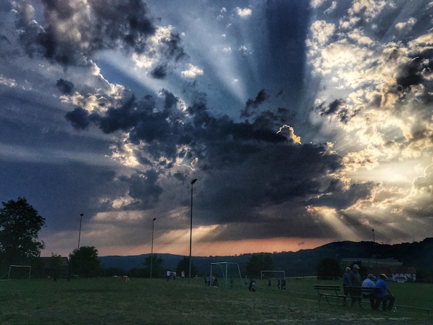 Photo scenic view of landscape against cloudy sky