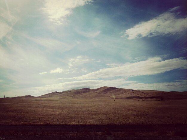 Photo scenic view of landscape against cloudy sky