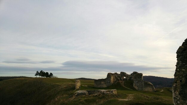 Photo scenic view of landscape against cloudy sky