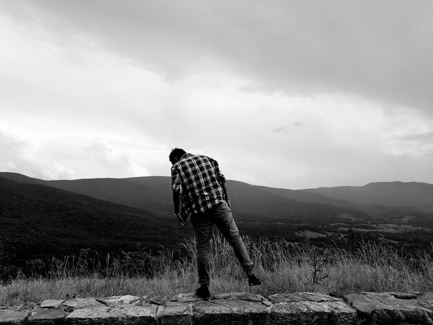 Photo scenic view of landscape against cloudy sky